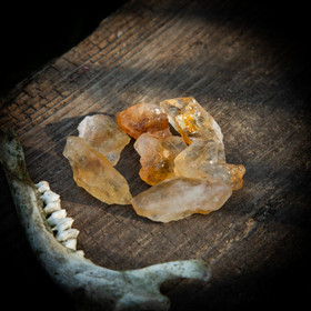 Sitriini, pieni raakapala (lämpökäsitelty ametisti)