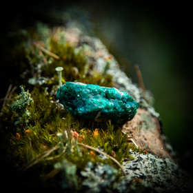 Dioptaasi klusteri emokivessä, raaka