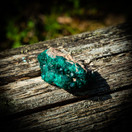 Dioptaasi klusteri emokivessä, raaka