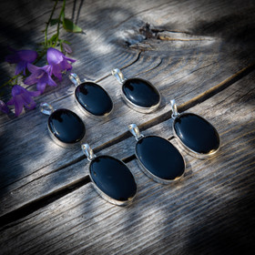 Musta onyx -riipus, ovaali