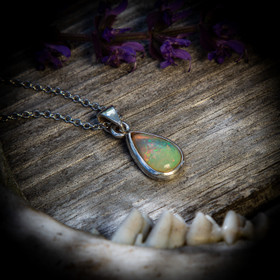 Opaali-kapussiriipus, pisara