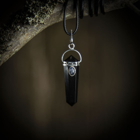 Onyx-kärki-riipus kuukivellä