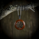 Pentaakkeli-riipus, puuta ja ruostumatonta terästä