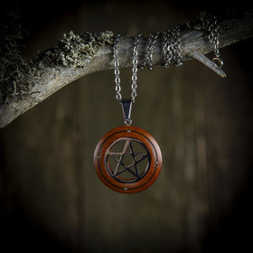 Pentaakkeli-riipus, puuta ja ruostumatonta terästä