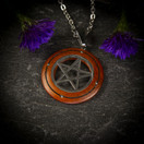 Pentaakkeli-riipus, puuta ja ruostumatonta terästä