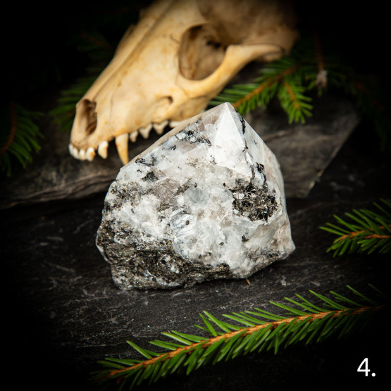 Sateenkaarikuukivi-kärki