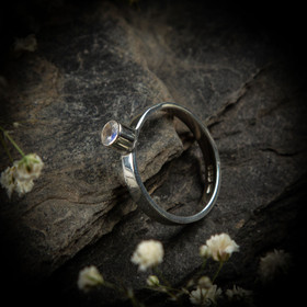 Kuukivi-sormus 4 mm, hopea (yksittäiskappale)