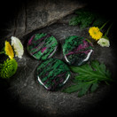 Rubiinizoisiitti-kämmenkivi