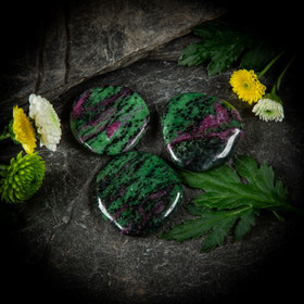 Rubiinizoisiitti-kämmenkivi