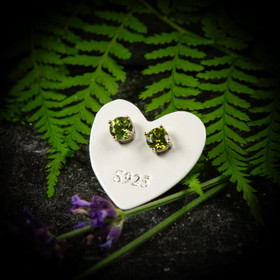 Peridootti-nappikorvikset, fasettihiottu, hopea