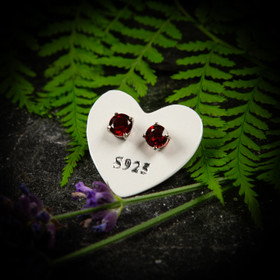 Granaatti-nappikorvikset, fasettihiottu, hopea