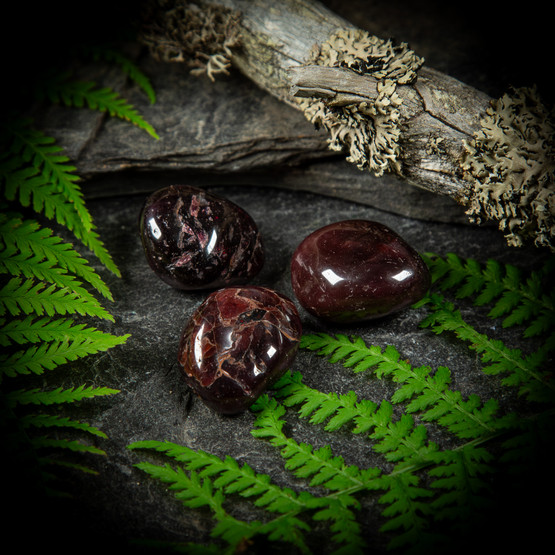 Almandiini granaatti, rumpuhiottu