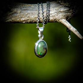 Tumma opaali-kapussiriipus, ovaali