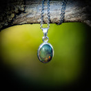 Tumma opaali-kapussiriipus, ovaali