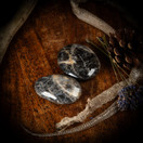 Musta kuukivi -kämmenkivi