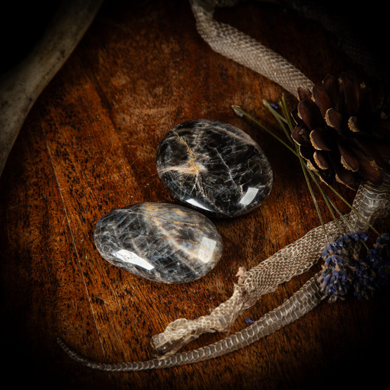 Musta kuukivi -kämmenkivi