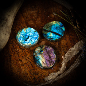 Labradoriitti-kämmenkivi