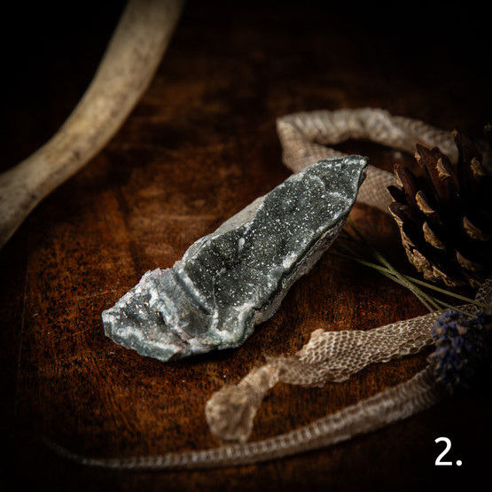 Tumma/harmaa ametisti-klusteri