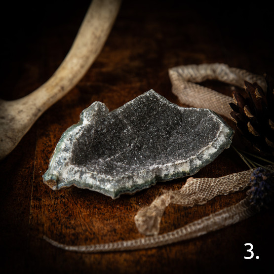 Tumma/harmaa ametisti-klusteri