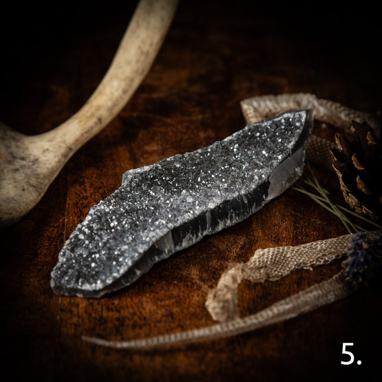 Tumma/harmaa ametisti-klusteri