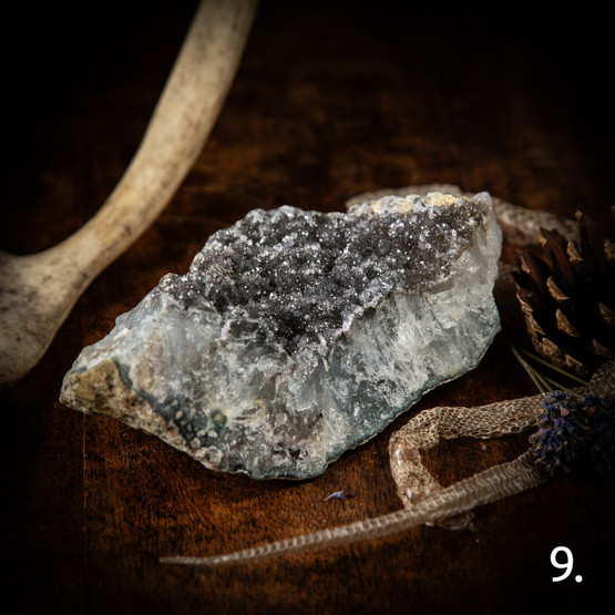 Tumma/harmaa ametisti-klusteri