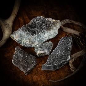 Tumma/harmaa ametisti-klusteri