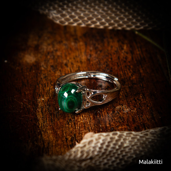 Säädettävä sormus (eri kiviä)