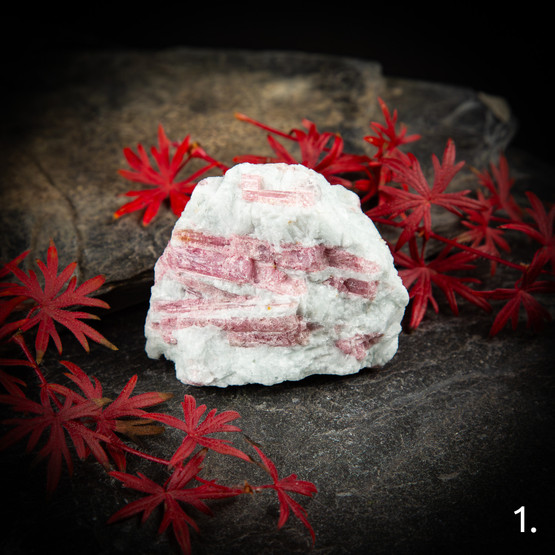 Pinkki turmaliini (rubelliitti) kvartsissa, raakapala