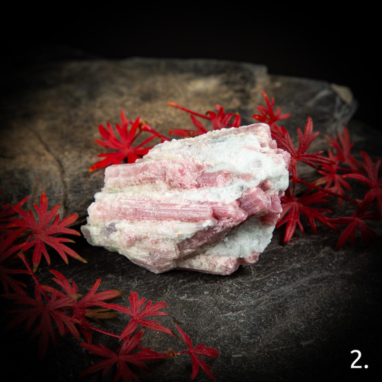 Pinkki turmaliini (rubelliitti) kvartsissa, raakapala