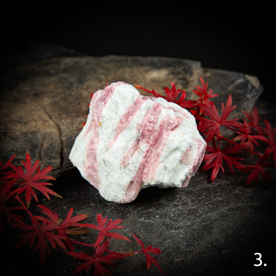 Pinkki turmaliini (rubelliitti) kvartsissa, raakapala