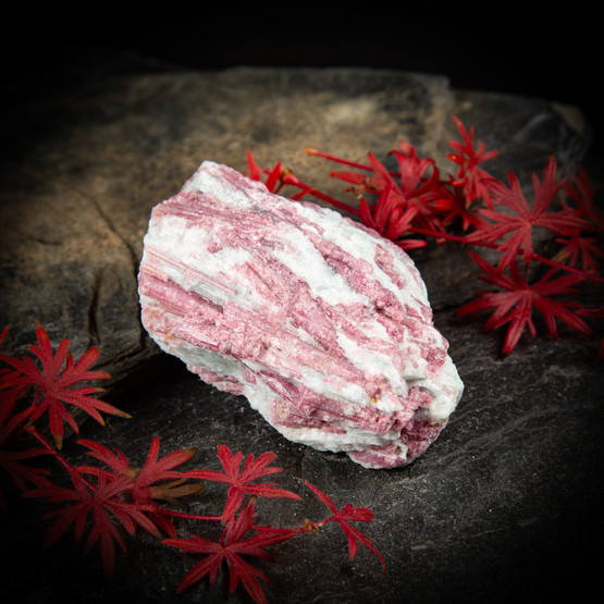 Pinkki turmaliini (rubelliitti) kvartsissa, raakapala