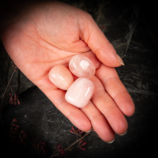 Morganiitti, rumpuhiottu, eri kokoja