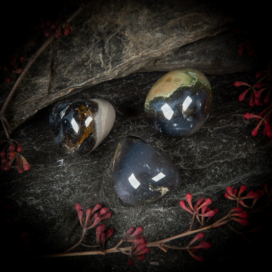 Vulkaaninen akaatti, fluoresoiva, rumpuhiottu