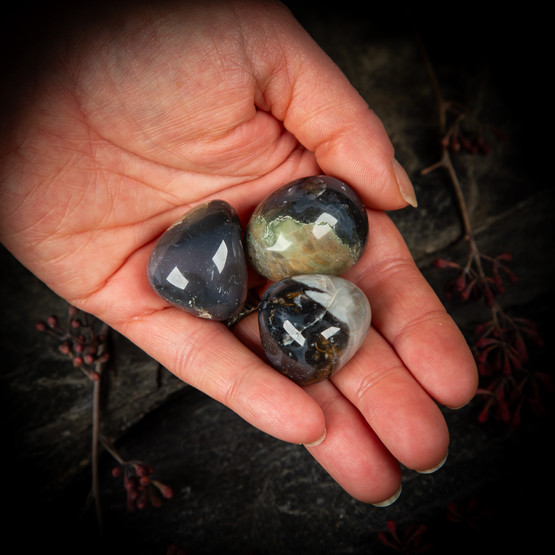 Vulkaaninen akaatti, fluoresoiva, rumpuhiottu