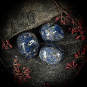 Sodaliitti, fluoresoiva, rumpuhiottu