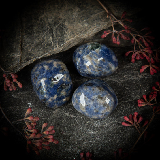 Sodaliitti, fluoresoiva, rumpuhiottu