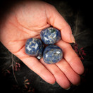 Sodaliitti, fluoresoiva, rumpuhiottu