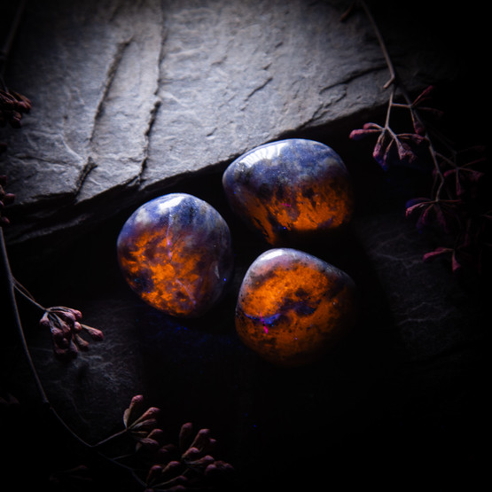 Sodaliitti, fluoresoiva, rumpuhiottu