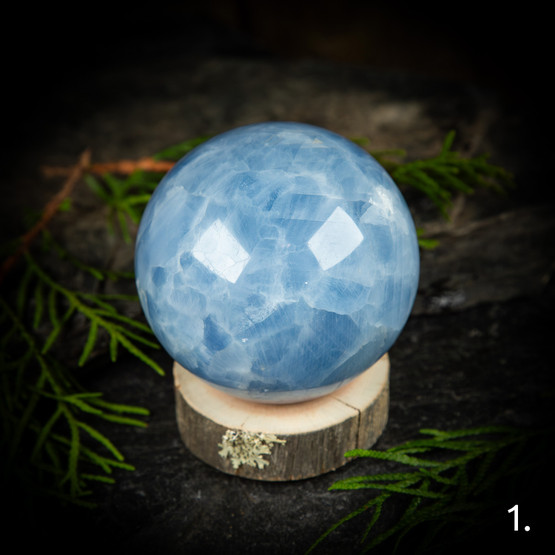 Sininen kalsiitti -pallo, eri kokoja