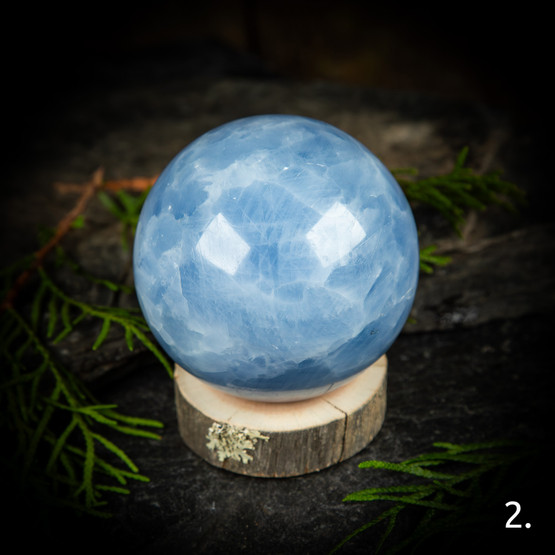 Sininen kalsiitti -pallo, eri kokoja