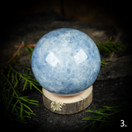 Sininen kalsiitti -pallo, eri kokoja