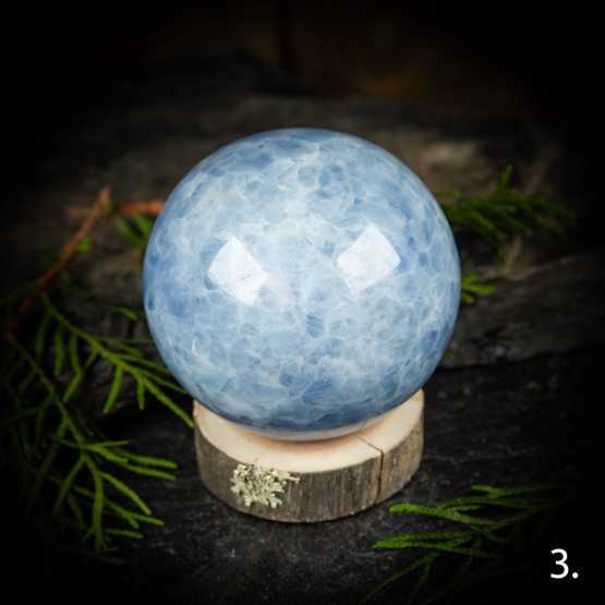 Sininen kalsiitti -pallo, eri kokoja