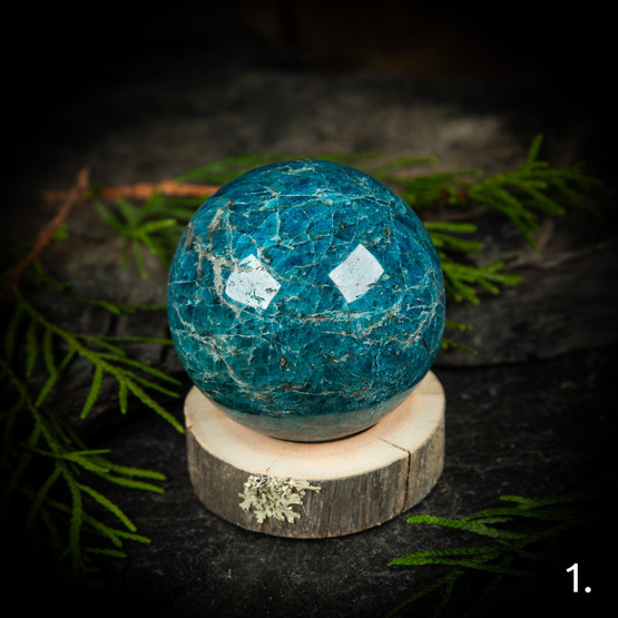 Sininen apatiitti -pallo, eri kokoja