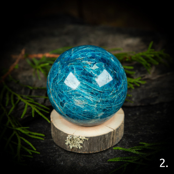 Sininen apatiitti -pallo, eri kokoja