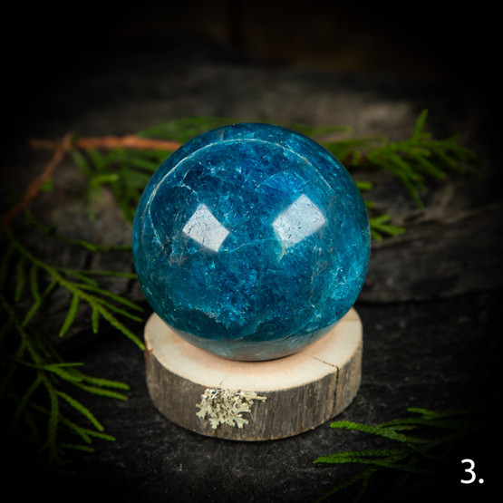 Sininen apatiitti -pallo, eri kokoja