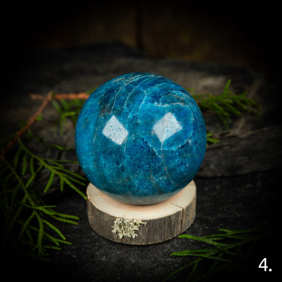 Sininen apatiitti -pallo, eri kokoja