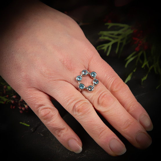 Sininen topaasi-sormus, hopea