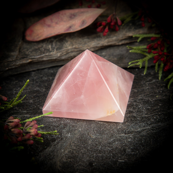 Ruusukvartsi-pyramidi 5 cm