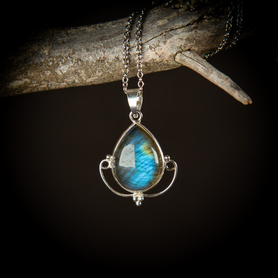 Labradoriitti-riipus, Hippie, hopea