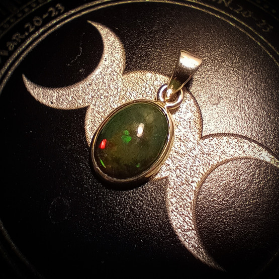 Tumma opaali-kapussiriipus, ovaali